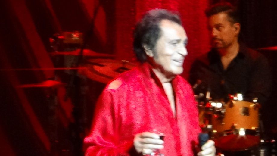 Englebert talking to the crowd and doing an imitation of Dean Martin